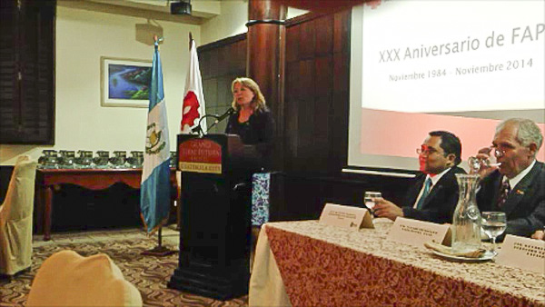 Birgit Koepsell beim 30 jaehrigem Jubilaeum unserer Partnerorganisation FAPE in Guatemala